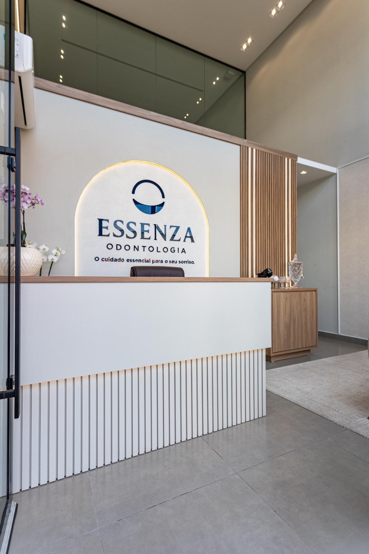 Balcão de atendimento da Essenza Odontologia com painel iluminado
