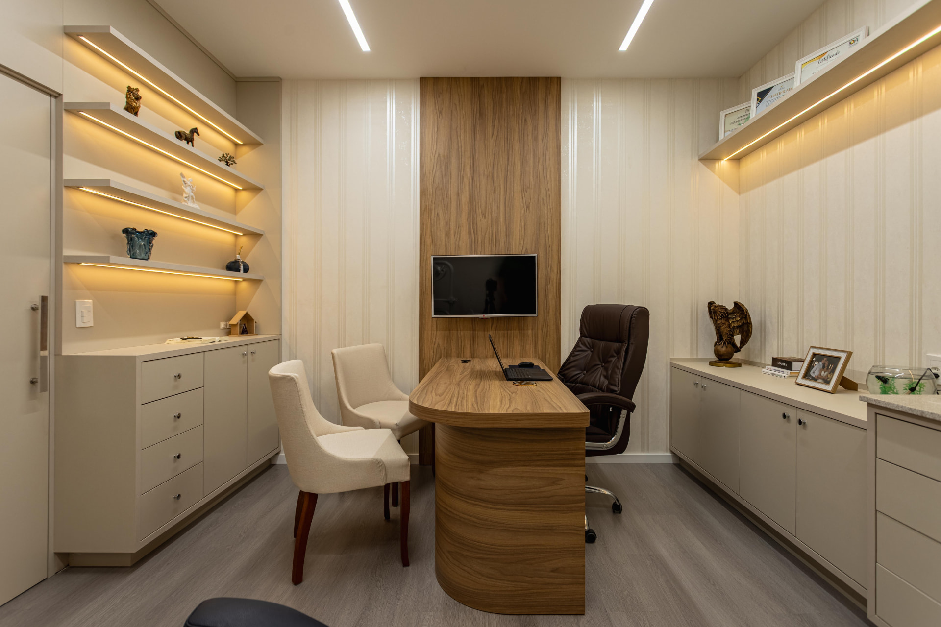 Consultório do Dr Matheus na Essenza Odontologia, com mesa de madeira e iluminação suave
